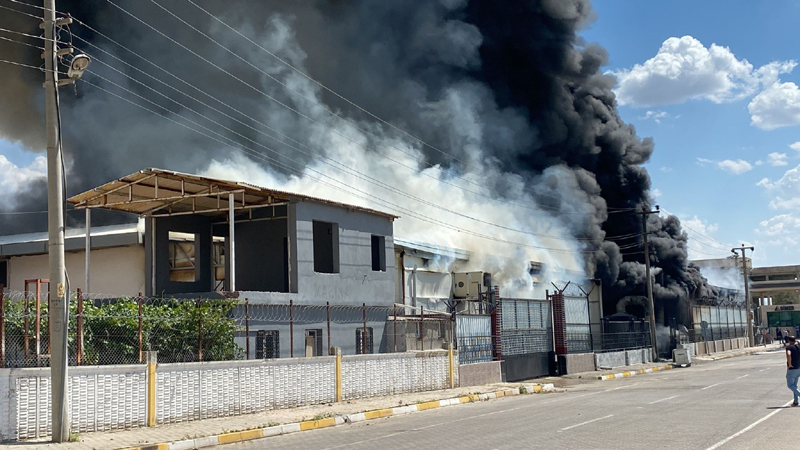 Diyarbakır’da Kozmetik Fabrikasındaki yangın havadan görüntülendi