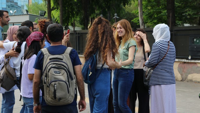 Gazeteciler Diyarbakır Adliyesi’nde: Jinnews editörü serbest bırakıldı