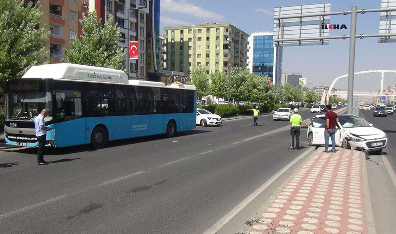 VİDEO HABER - Diyarbakır’da belediye otobüsü ile otomobil çarpıştı