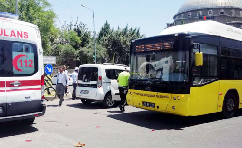 Belediye otobüsü ile ticari araç çarpıştı: 2 yaralı