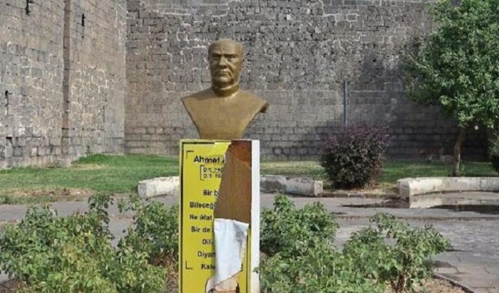 Diyarbakır’da Ahmet Arif büstü tahrip edildi