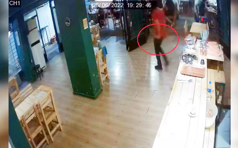 VİDEO HABER - Kafeye giren hırsız 2 telefonu saniyeler içinde çaldı!