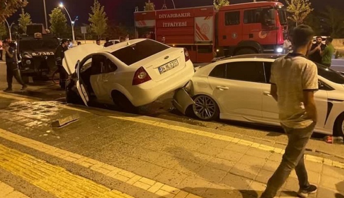 Diyarbakır’da zikzak yapan sürücü, bir vatandaşa ve araçlara çarptı