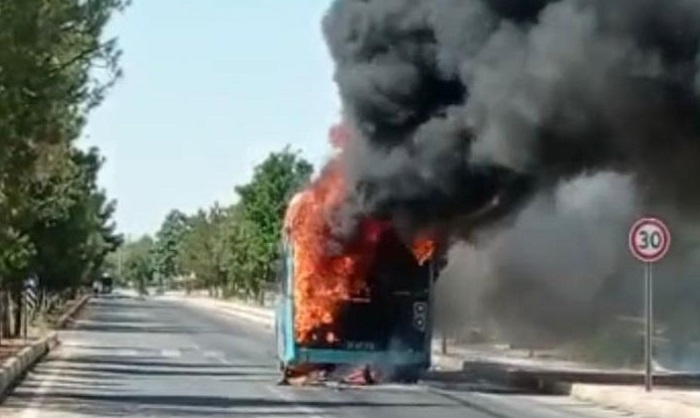 Diyarbakır’da alev alan belediye otobüsü küle döndü