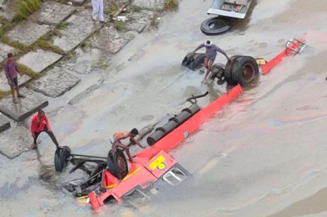 Otobüs nehre düştü: 12 ölü 10 kayıp