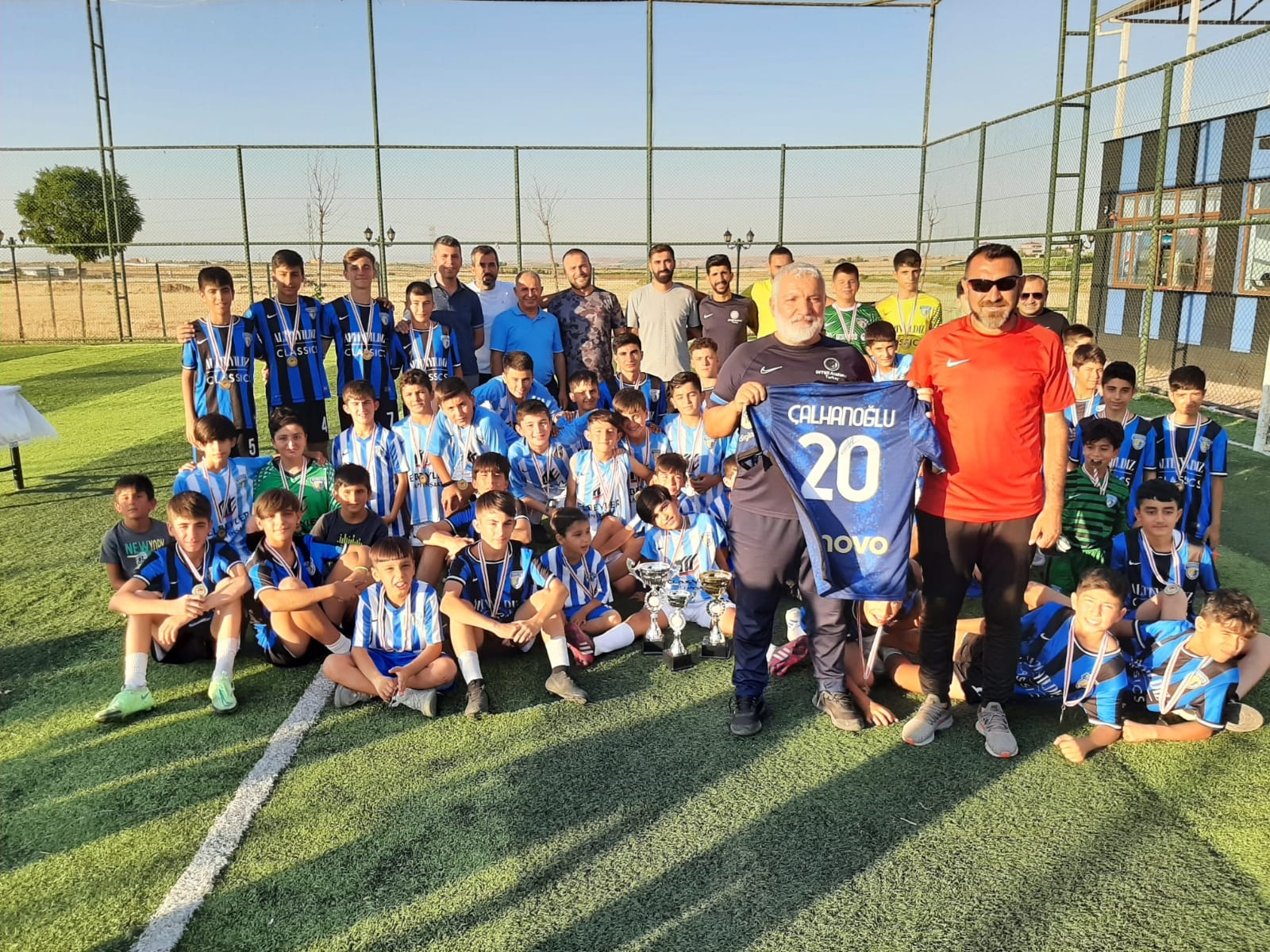 Hakan Çalhanoğlu’ndan Diyarbakırlı genç futbolculara forma jesti