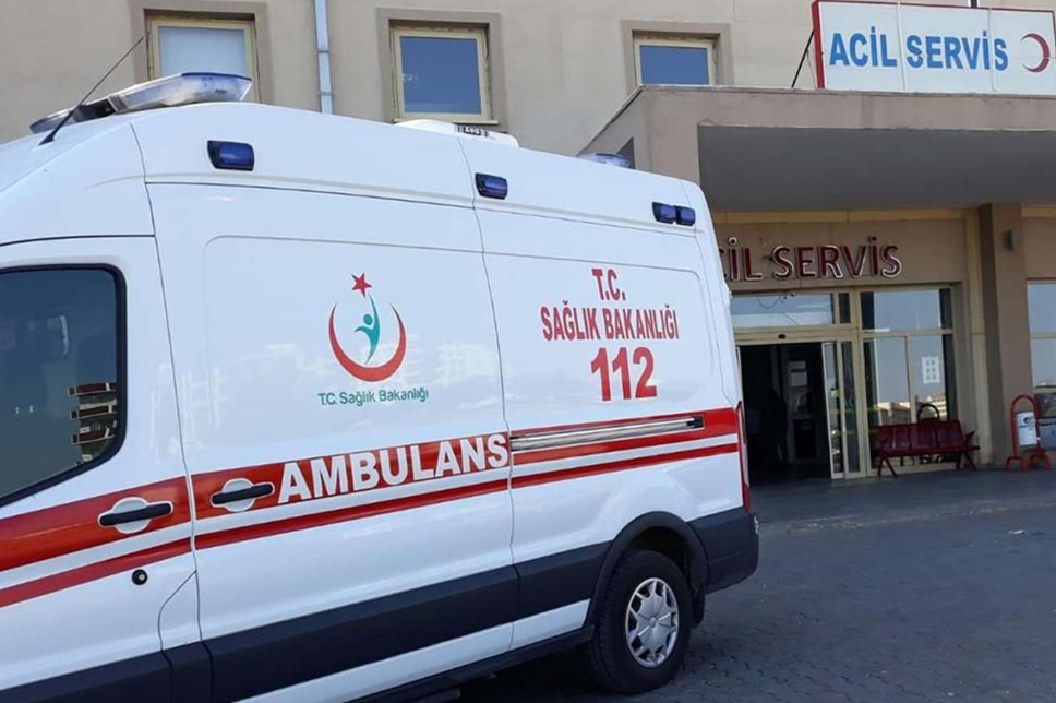 Hararet yapan minibüsün su deposunu açan sürücünün yüzü yandı