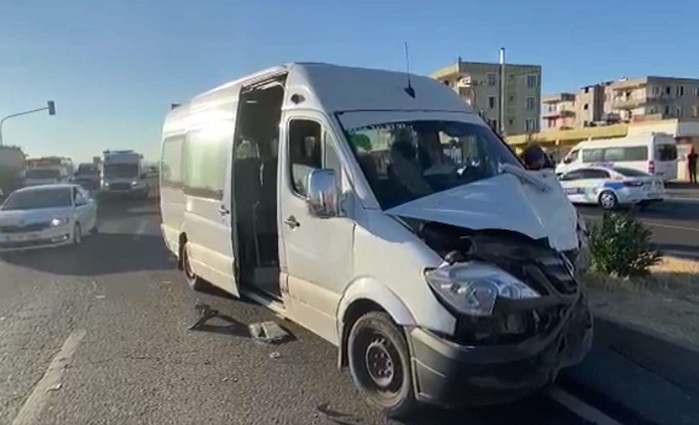 Diyarbakır'da tekstil işçilerini taşıyan minibüs kaza yaptı: 2'si ağır 7 yaralı