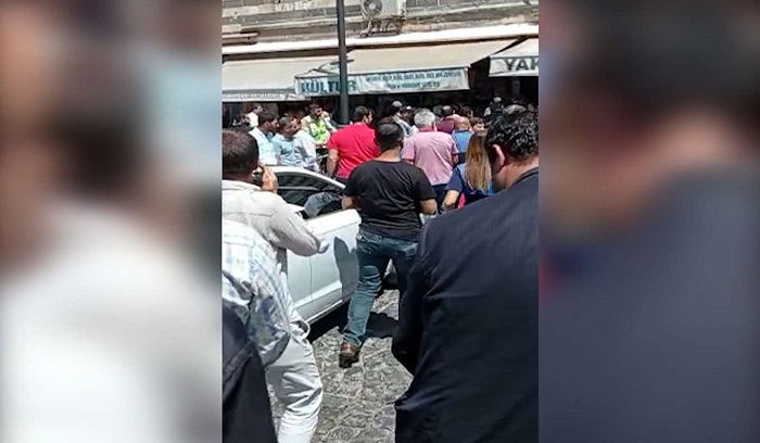 Diyarbakır'da esnaf ve vatandaşlar arasında yol verme kavgası: 2 yaralı