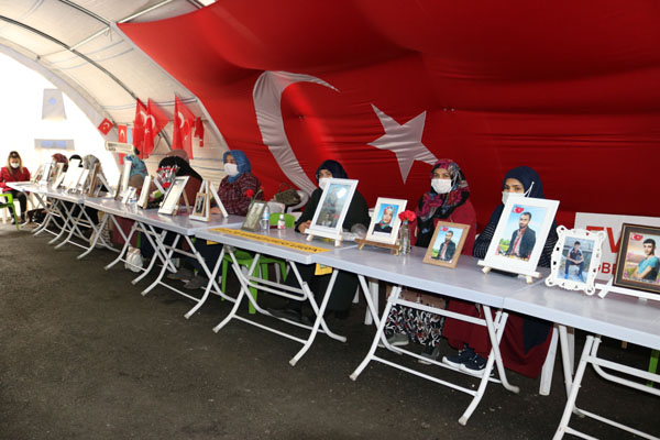Diyarbakır'da aileler bin 65 gündür evlat nöbetinde