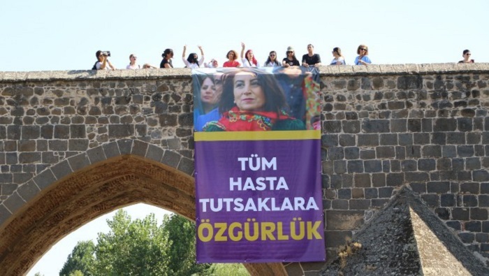 Diyarbakır’da On Gözlü Köprü'ye Aysel Tuğluk'un pankartı asıldı