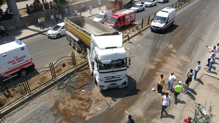 Video Haber - Diyarbakır’da üst geçidi kullanmayan yayalar kazaya neden oldu: 2’si ağır, 6 yaralı