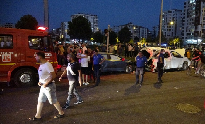 Diyarbakır’da takla atan araç, başka bir aracın üstüne düştü: 4’ü çocuk 10 yaralı