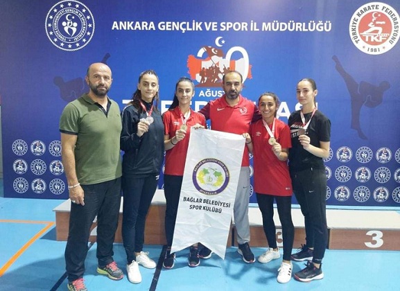 Bağlar Belediyespor'lu karateciler Zafer Kupası'ndan madalyalarla döndü