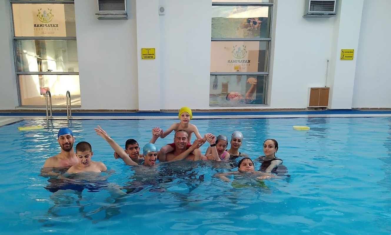 Kayapınar Belediyesi'nden otizmli çocuklara özel yüzme kursu