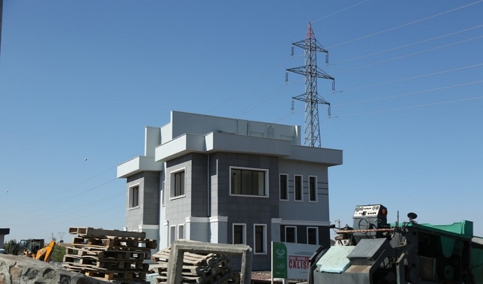 Yenişehir Belediyesi, yüksek gerilim hattı için boş bırakılan alana ‘Bilgi Evi’ yapıyor