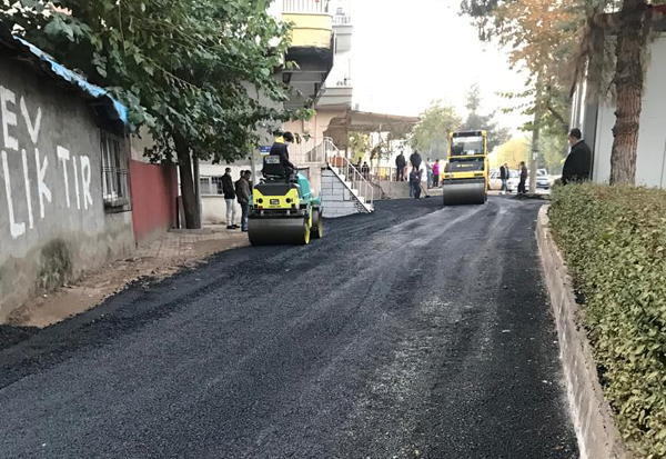 Bağlar'da 3 günde üç yeni sokağın asfalt serimi yapıldı