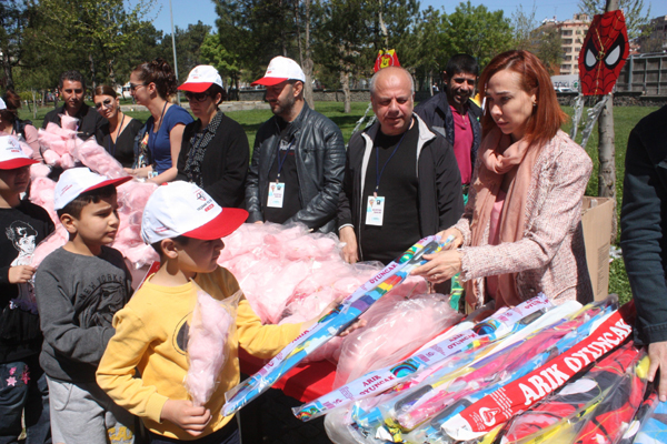 Diyarbakır’da uçurtma şenliğine 3 bin çocuk katıldı