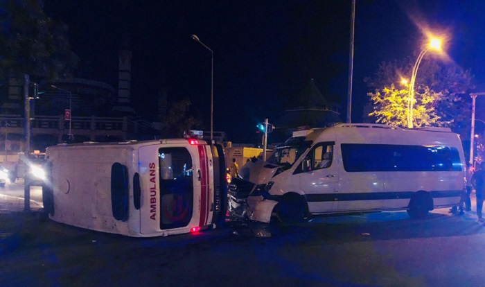 Diyarbakır’da dolmuşla ambulansın karıştığı kazada 3  kişi yaralandı