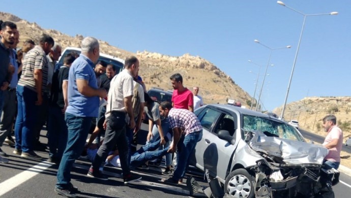 Mardin'de iki aracın karıştığı kazada 2 kişi ağır yaralandı
