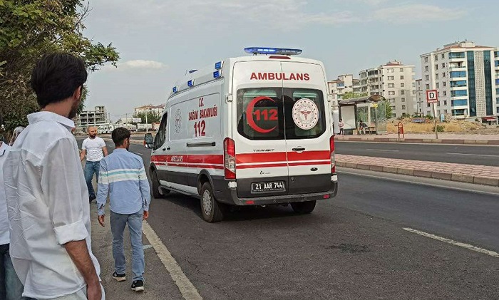 Video Haber: Diyarbakır’da yolun karşısına geçmek isteyen çocuğa araba çarptı