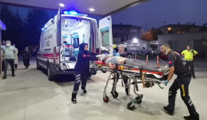 Diyarbakır'da kavşakta dönüş alamayan araç kaza yaptı: 3 yaralı