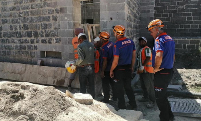 Diyarbakır’da inşaat alanında gezen vatandaş kazaya neden oldu: 2 yaralı