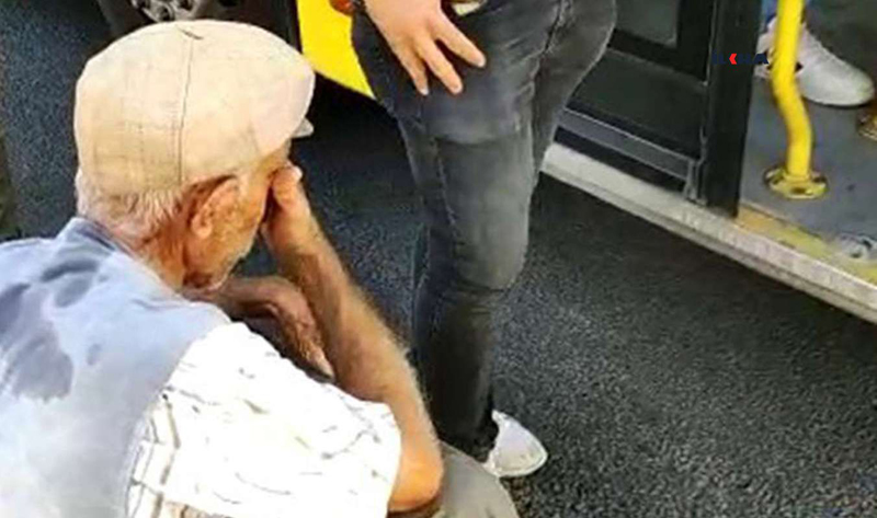 VİDEO HABER - Belediye otobüsünde nefesi daralan yaşlı adam fenalık geçirdi