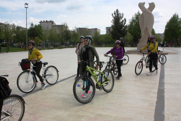 Bisikletli kadınlar Diyarbakır’da pedal çevirdi
