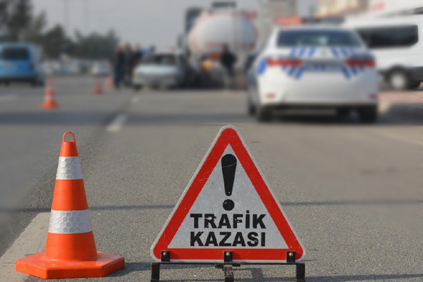 Ehliyetsiz sürücü polisten kaçarken kaza yaptı