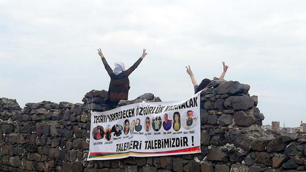Kadınlar Diyarbakır surlarına pankart astı