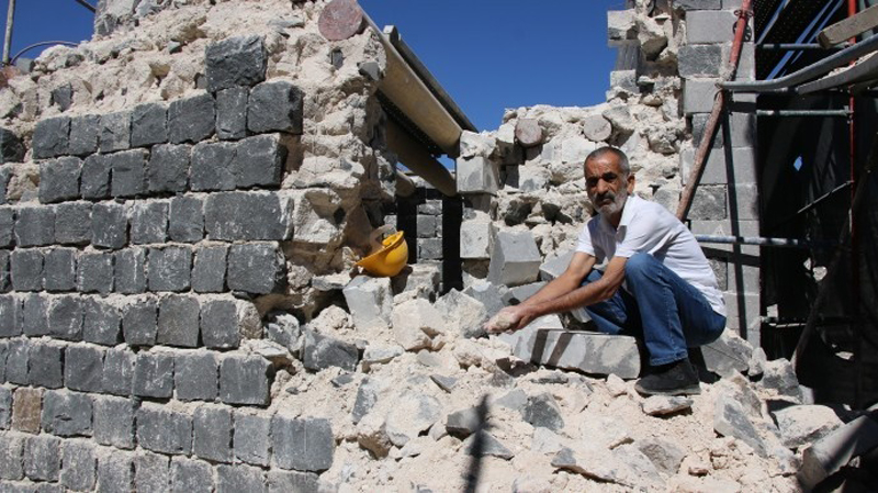 Sur’da tescilli evi yıkılan Üzmez’in üzüntüsü: Tarihi desenli taşlarımı istiyorum