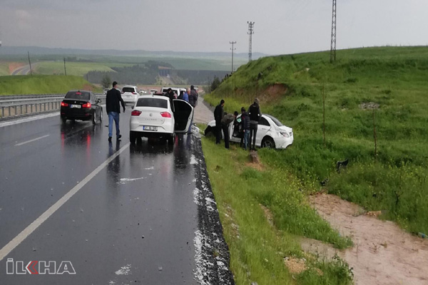 Dolu yağışı ile kayganlaşan yolda kaza: 2 yaralı