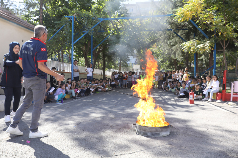Diyarbakır İtfaiyesinden öğrencilere yangın eğitimi