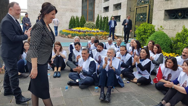 HDP'li vekillerden Meclis Başkanlığı önünde eylem