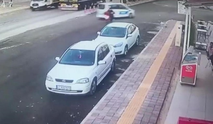 Video Haber - Silvan'da polis aracına çarpan motorlu kurye ağır yaralandı