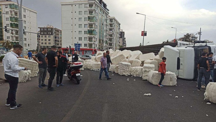 Video Haber - Diyarbakır'da pamuk yüklü tır devrildi: 1 yaralı