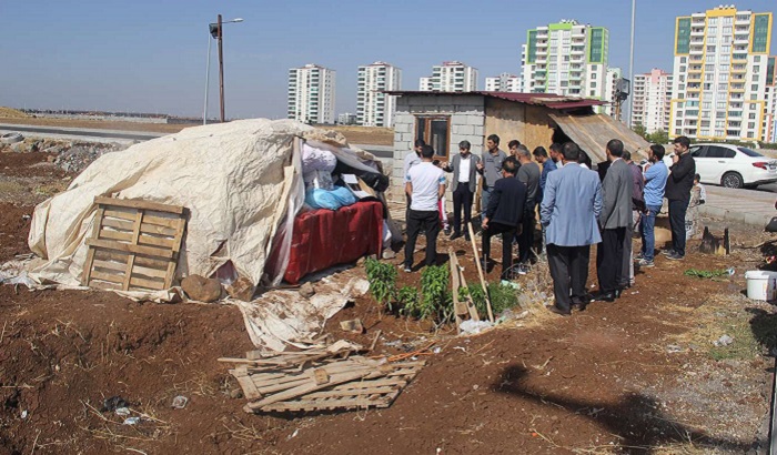 Diyarbakır’da bir yıldır evleri teslim edilmeyen TOKİ mağdurları çözüm istiyor