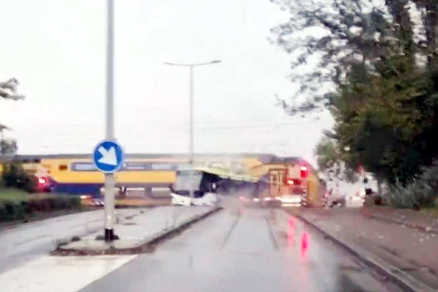 VİDEO HABER - Tren hemzemin geçitteki boş otobüsü ikiye böldü