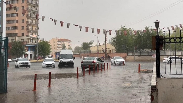 Diyarbakır’da fırtına ve sağanak: 1 kişi öldü, okullar tatil