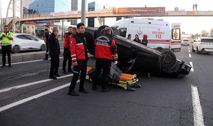Diyarbakır'da refüje çarpan araçta şoför hayatını kaybetti