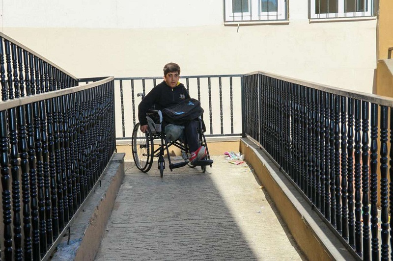 Yürüme engelli öğrenciye tekerlekli sandalye hediye edildi