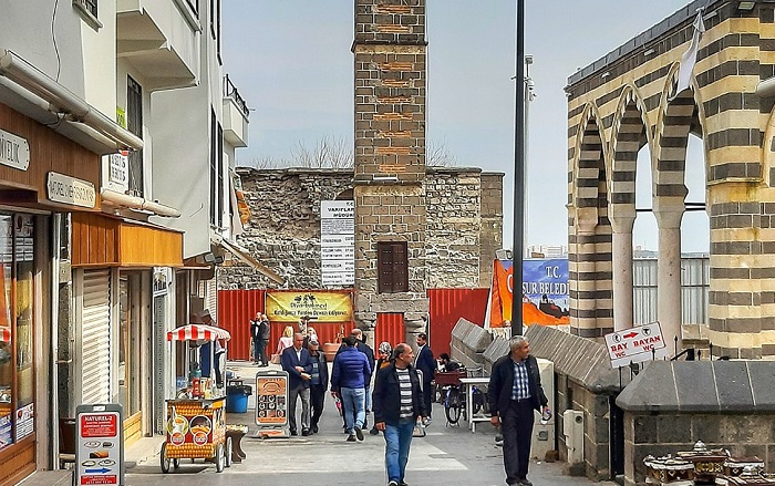 Mesut Fidançiçek yazdı: Şehrin heyulası ve geçkin acılar