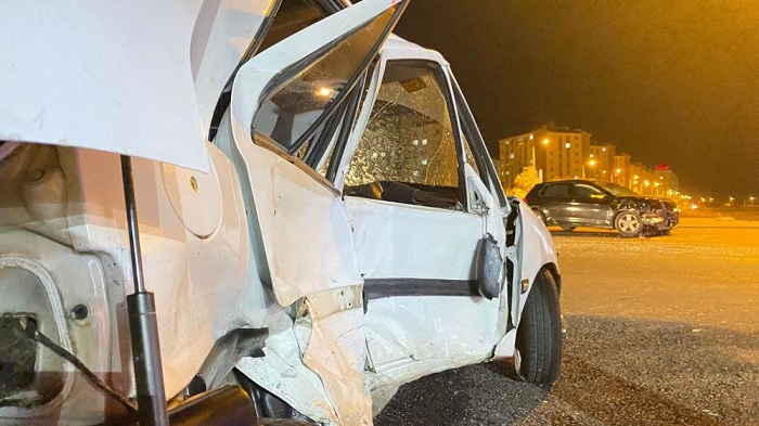 Diyarbakır'daki kazada otomobiller hurdaya döndü: 2 yaralı