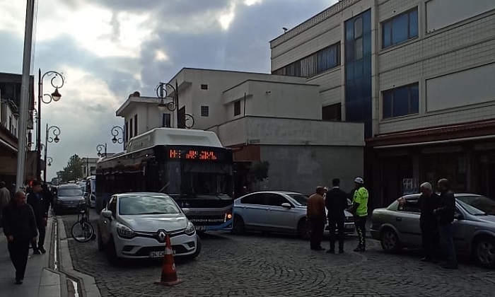 Sur ilçesinde yanlış park, trafiği uzun süre aksattı