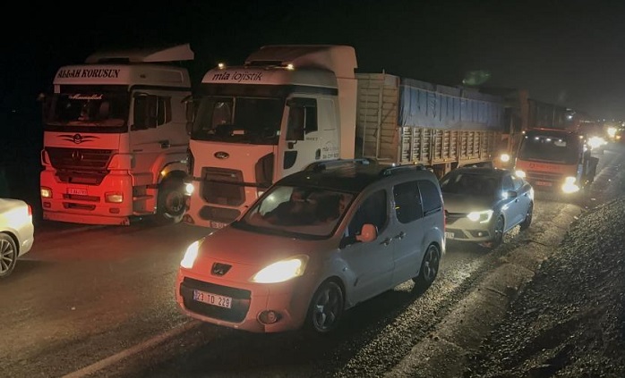 Devrilen tır yüzünden Siverek-Diyarbakır karayolu ulaşıma kapandı