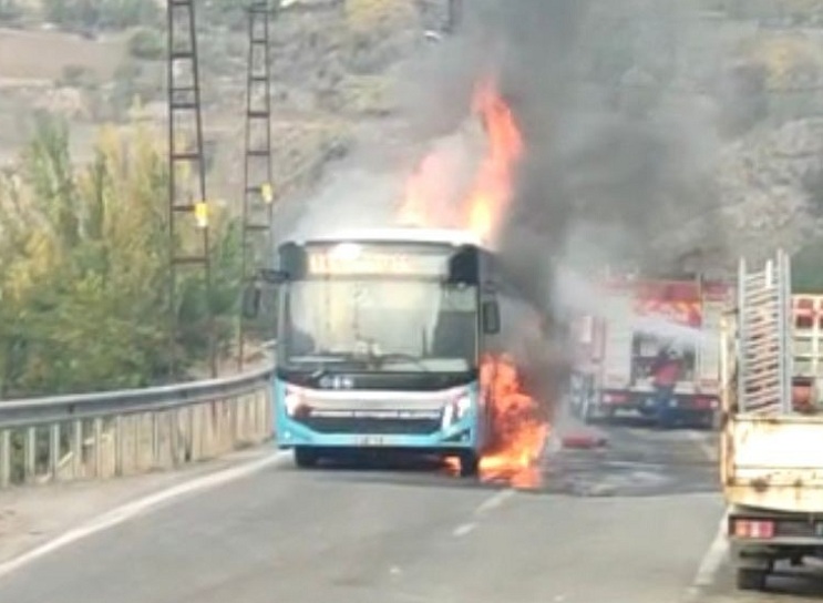 VİDEO HABER - Seyir halindeki belediye otobüsü yandı!