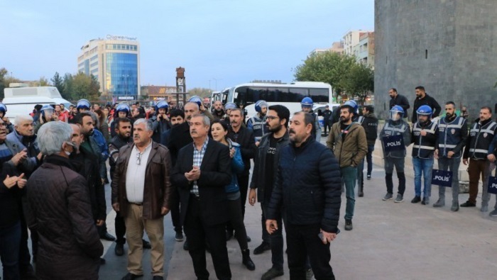 Diyarbakır'da, 32 kişinin gözaltı süreleri uzatıldı