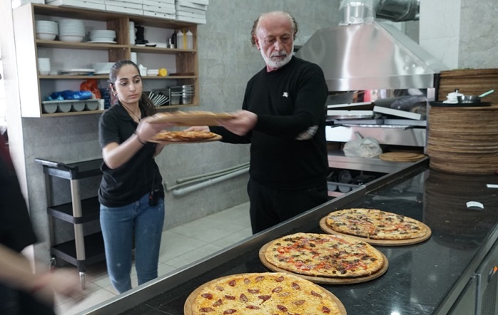 40 yıl sonra döndüğü memleketine 7 milyonluk Pizza Yatırımı yaptı