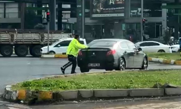 Aracı bozulan vatandaşa trafik polisi yardım etti!